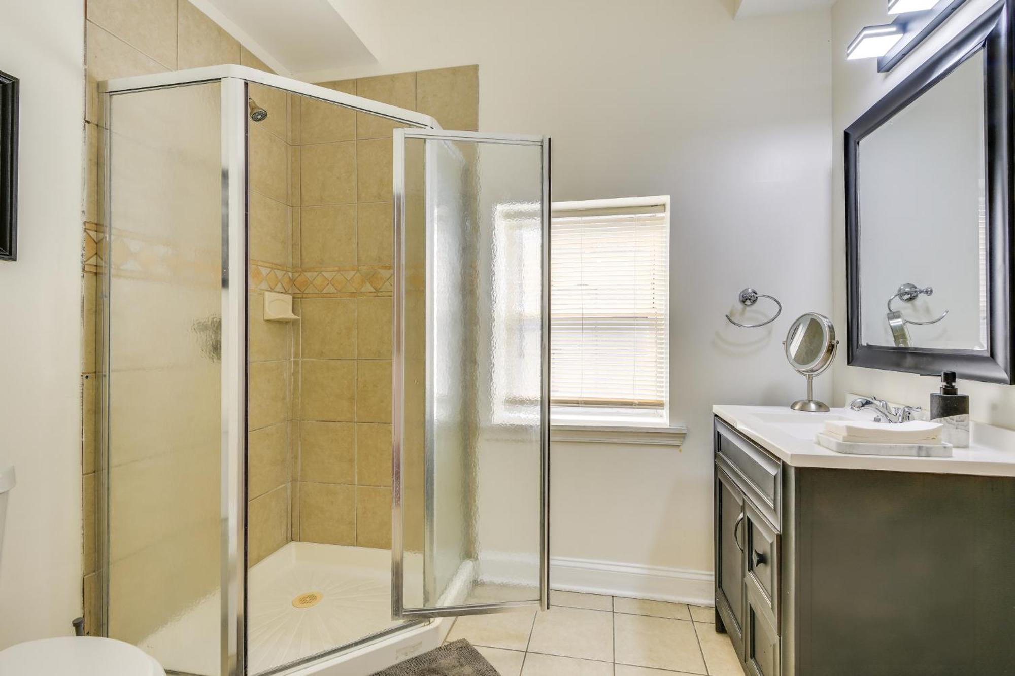 Charming Getaway About 1 Mi To Downtown! *
